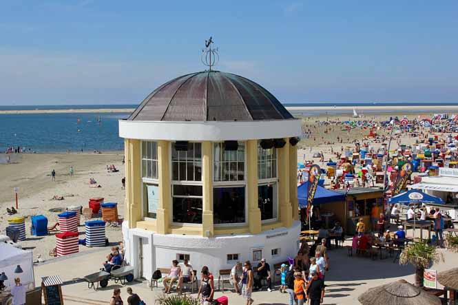 Muziekpaviljoen bij het strand aan de promenade in Borkum