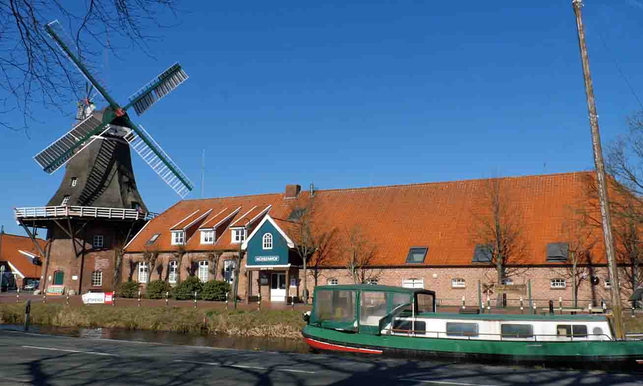 Windmolen in het landschap van Ostfriesland