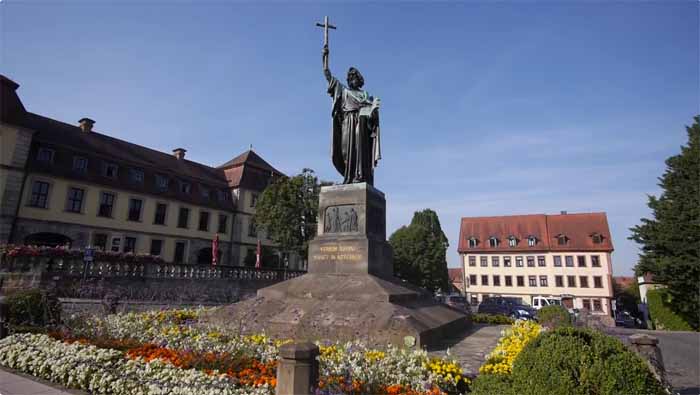 Standbeeld van Bonifatius in Fulda