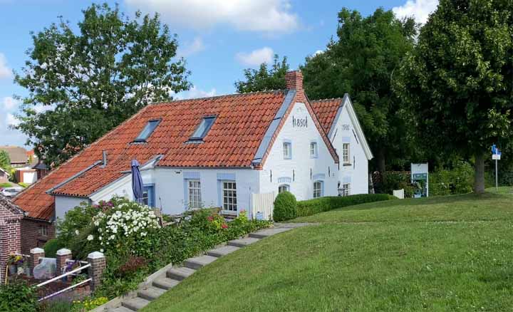 Oude vissershuisjes aan de dijk in Greetsiel