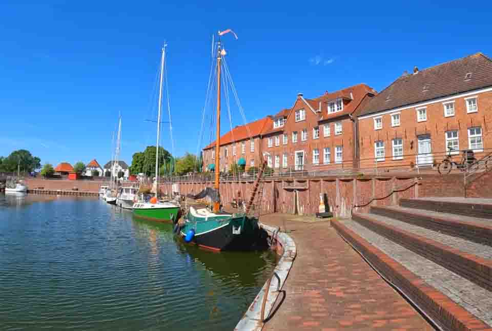 Boten aan de kade in de oude haven van Hooksiel