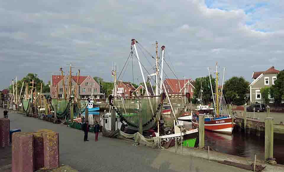 Garnalenkotters in de haven van Neuharlingersiel