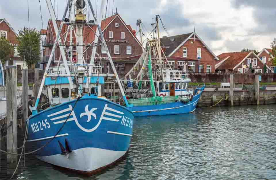 Vissersboten aan de kade in Neuharlingersiel