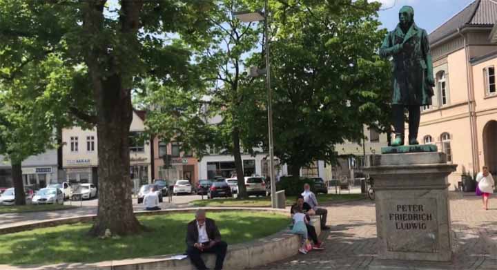 Schlossplatz met standbeeld van Peter Friedrich Ludwig