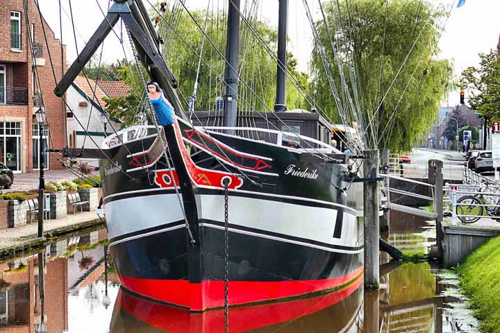 Oude schepen in het centrum van Papenburg