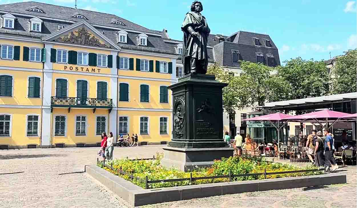 Standbeeld van Beethoven op de Münsterplatz in Bonn
